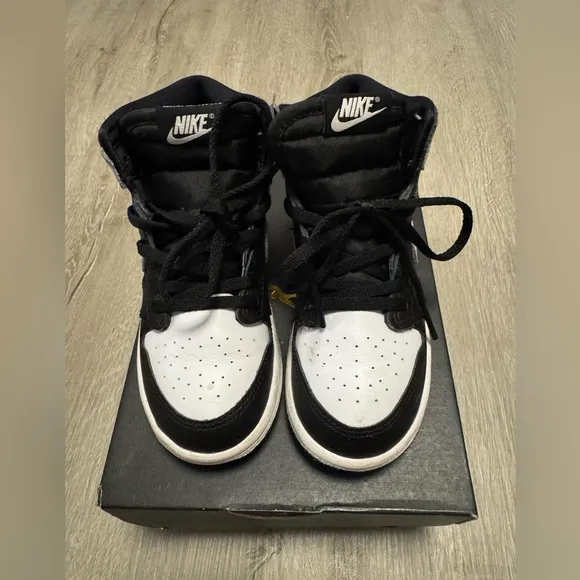 Jordan Retro 1 Black And White