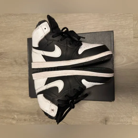 Jordan Retro 1 Black And White