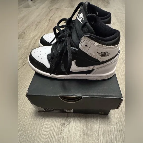Jordan Retro 1 Black And White