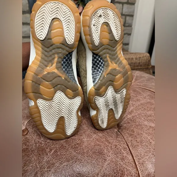 Jordan Retro 11 Olive and gold