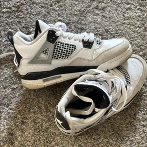 Jordan retro 4 black military 5.5y