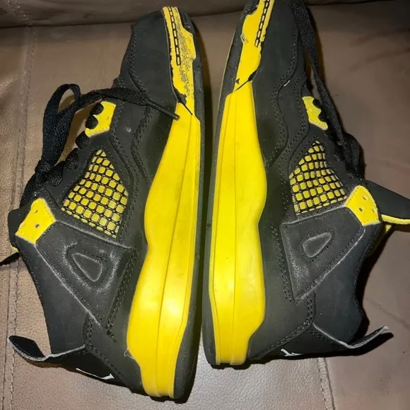 Jordan Retro 4 Thunder Retro Sneakers, Grade School size 2.5Y