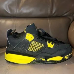 Jordan Retro 4 Thunder Retro Sneakers, Grade School size 2.5Y