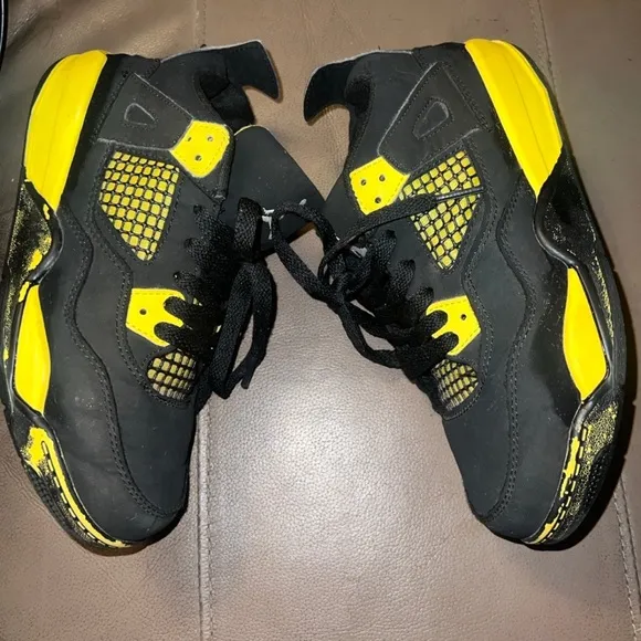 Jordan Retro 4 Thunder Retro Sneakers, Grade School size 2.5Y