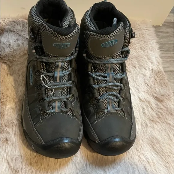 KEEN HIKING BOOTS