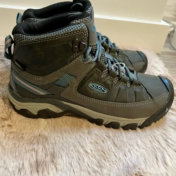 KEEN HIKING BOOTS
