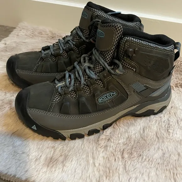 KEEN HIKING BOOTS
