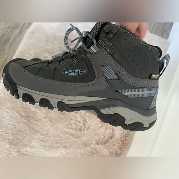 KEEN HIKING BOOTS