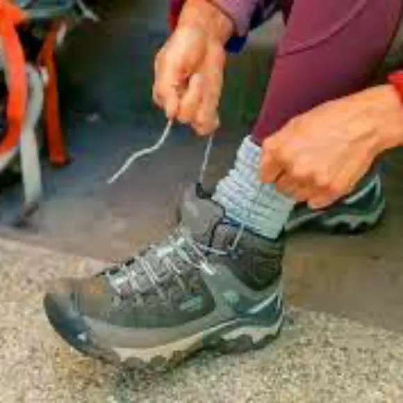 KEEN HIKING BOOTS