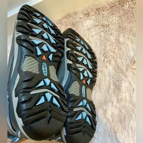 KEEN HIKING BOOTS