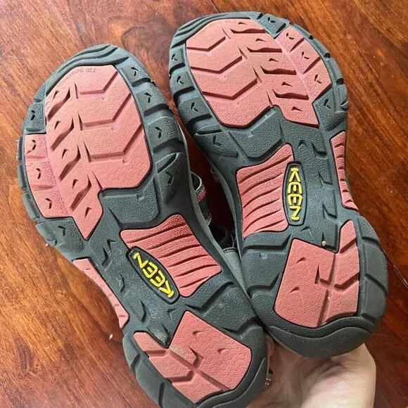 KEEN Men's Newport H2 Sandals Size 8 Grey/Red Waterproof Hiking Shoes