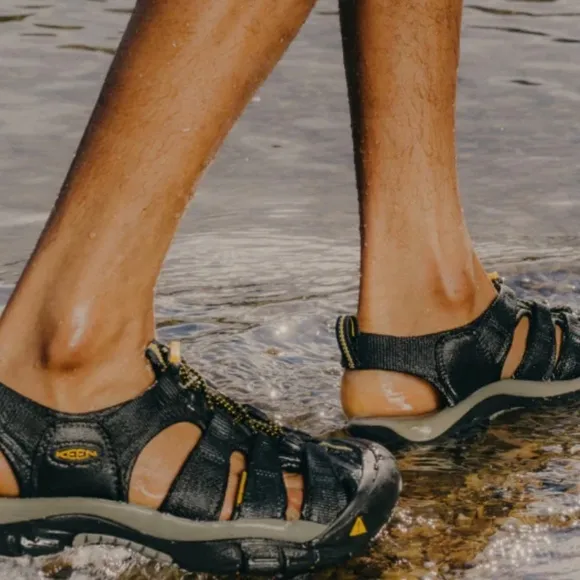Keen Newport H2 Men 9 Woman 10.5 Black All Terrain Water Sandals Activewear