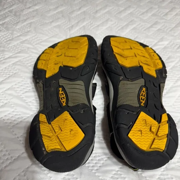 Keen Newport H2 Men 9 Woman 10.5 Black All Terrain Water Sandals Activewear