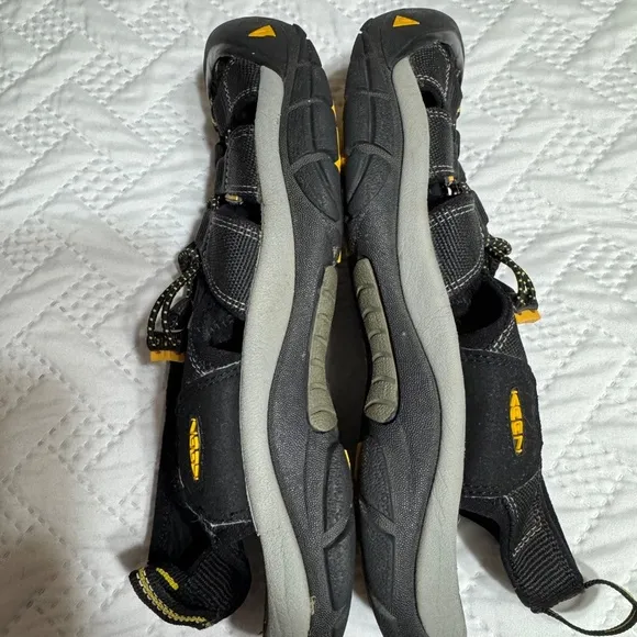 Keen Newport H2 Men 9 Woman 10.5 Black All Terrain Water Sandals Activewear