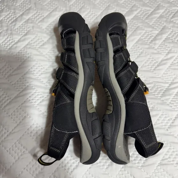 Keen Newport H2 Men 9 Woman 10.5 Black All Terrain Water Sandals Activewear