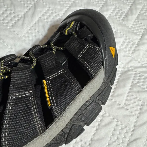 Keen Newport H2 Men 9 Woman 10.5 Black All Terrain Water Sandals Activewear