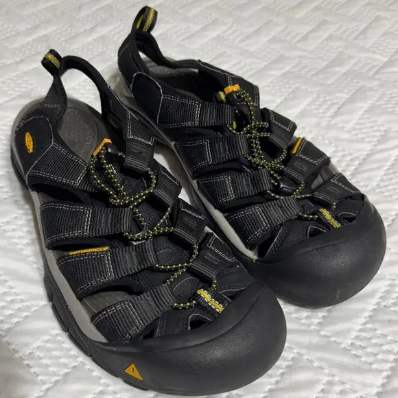 Keen Newport H2 Men 9 Woman 10.5 Black All Terrain Water Sandals Activewear