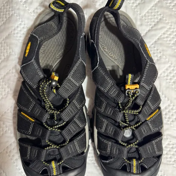 Keen Newport H2 Men 9 Woman 10.5 Black All Terrain Water Sandals Activewear