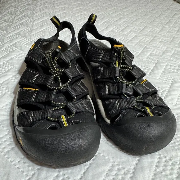 Keen Newport H2 Men 9 Woman 10.5 Black All Terrain Water Sandals Activewear