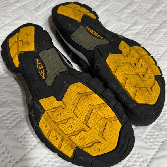 Keen Newport H2 Men 9 Woman 10.5 Black All Terrain Water Sandals Activewear