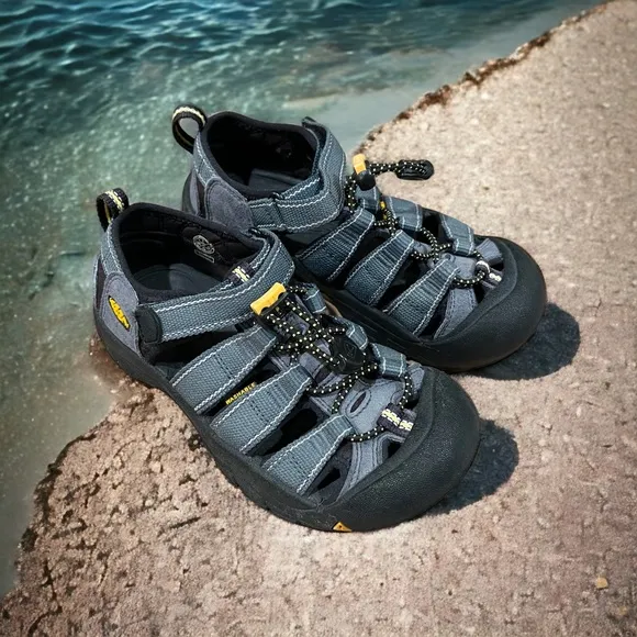 KEEN Newport H2 Sandals, Kids Size 1 New w/o Box Retail $124.95
