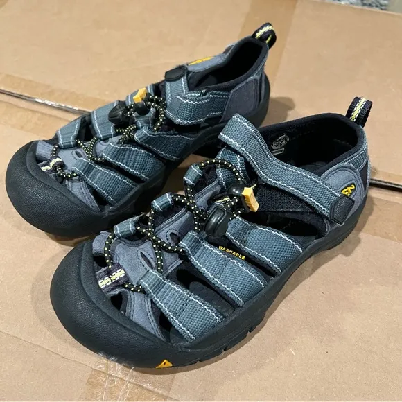 KEEN Newport H2 Sandals, Kids Size 1 New w/o Box Retail $124.95