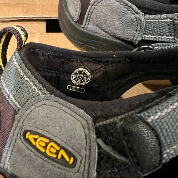 KEEN Newport H2 Sandals, Kids Size 1 New w/o Box Retail $124.95