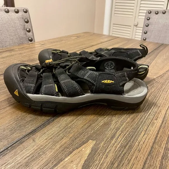KEEN Newport H2 Sandals Mens 8.5 Black Gray Water Shoe Hiking Gorpcore Fisherman