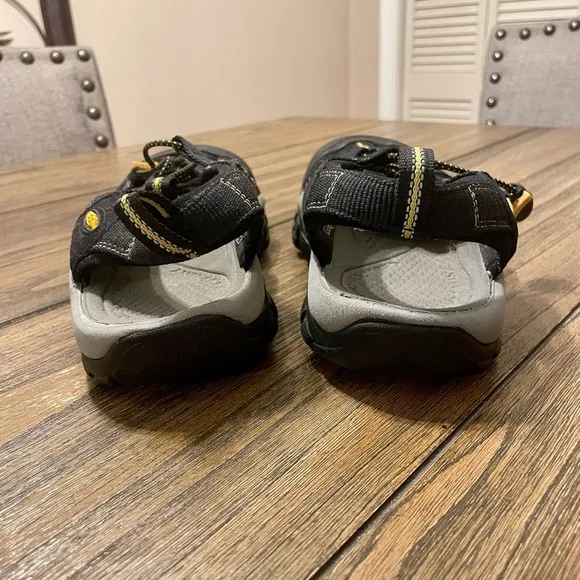 KEEN Newport H2 Sandals Mens 8.5 Black Gray Water Shoe Hiking Gorpcore Fisherman