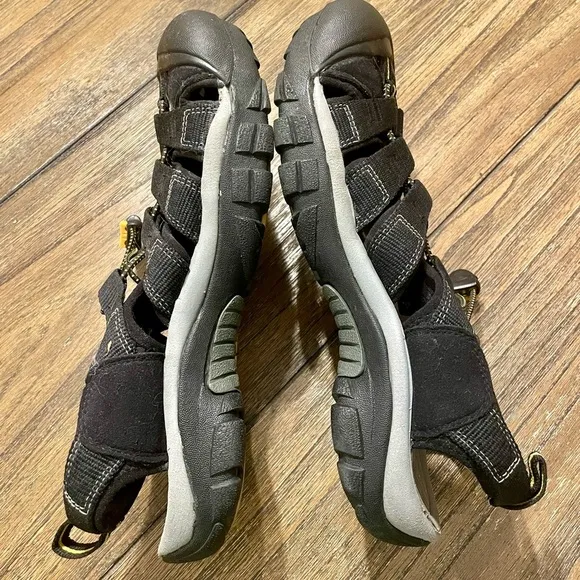 KEEN Newport H2 Sandals Mens 8.5 Black Gray Water Shoe Hiking Gorpcore Fisherman
