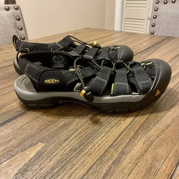 KEEN Newport H2 Sandals Mens 8.5 Black Gray Water Shoe Hiking Gorpcore Fisherman