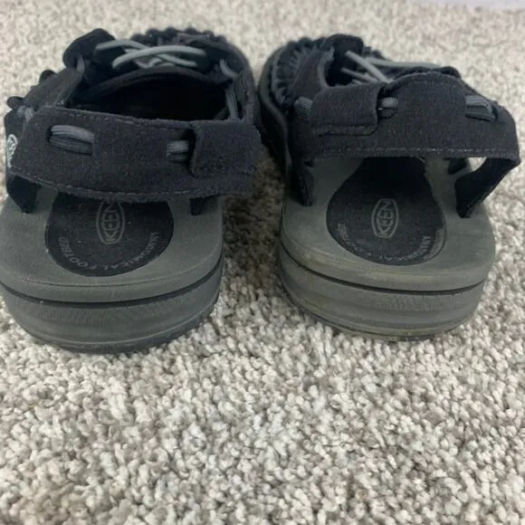 Keen UNEEK Sandal Men's Size 9 Black Water River Hiking Magnet Outdoor Sandals