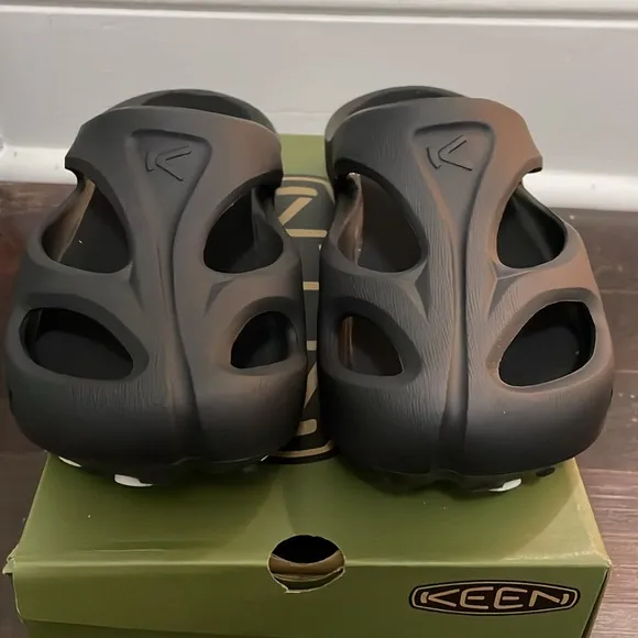Keen Unisex Black Shanti Slip-On Clog Foam Sandals In Men’s Size 9 or Women’s 11