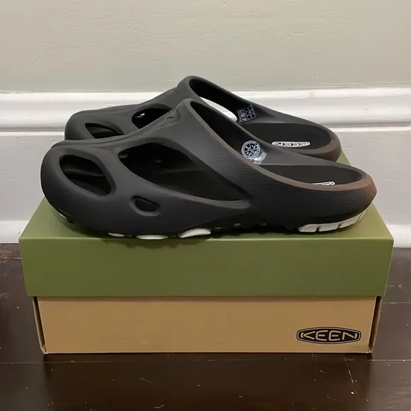 Keen Unisex Black Shanti Slip-On Clog Foam Sandals In Men’s Size 9 or Women’s 11