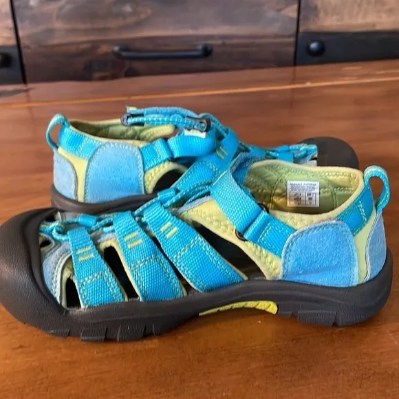 KEEN Water Sandals Size 4