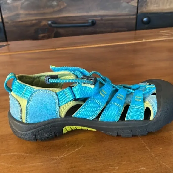 KEEN Water Sandals Size 4