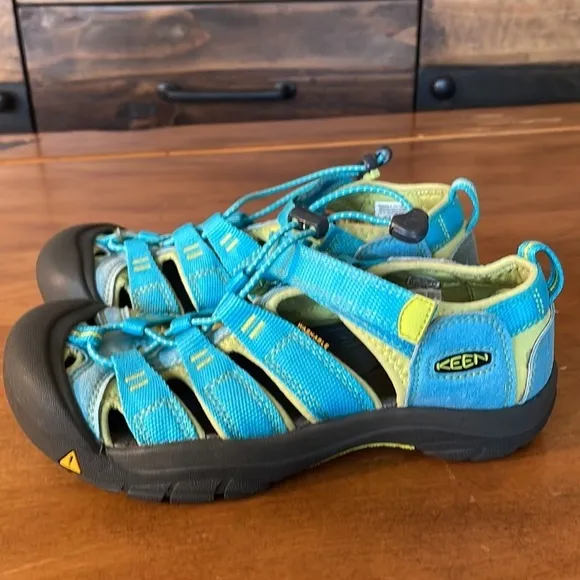KEEN Water Sandals Size 4