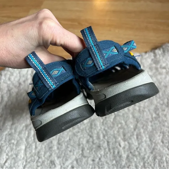 Keen: Women's Blue Yellow Whisper Aztec Sandals Size 9