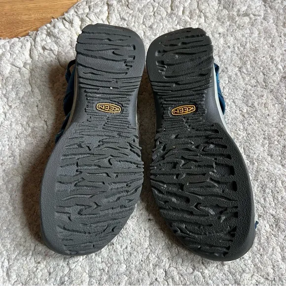 Keen: Women's Blue Yellow Whisper Aztec Sandals Size 9