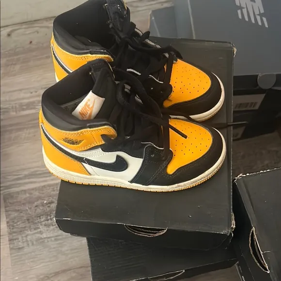 Kids Black and Yellow Jordan 1 Retro Low