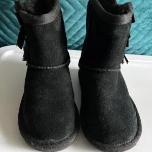 Koolaburra by Ugg Toddler Snow Boots Girls Size US 7 Black Bow Accents