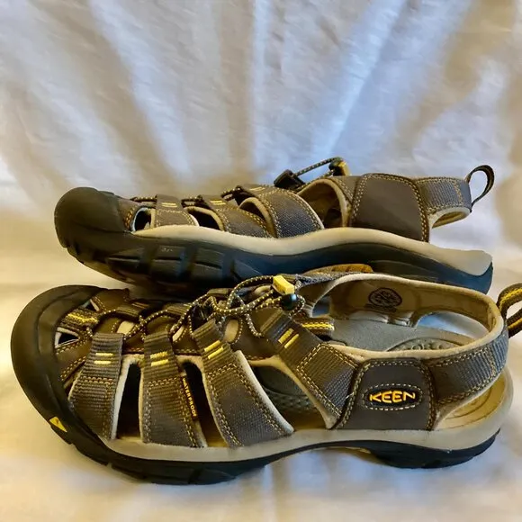 Like New, KEEN, Men's SZ 11.5, Newport Amphibious H2 Sandals in Raven Aluminum