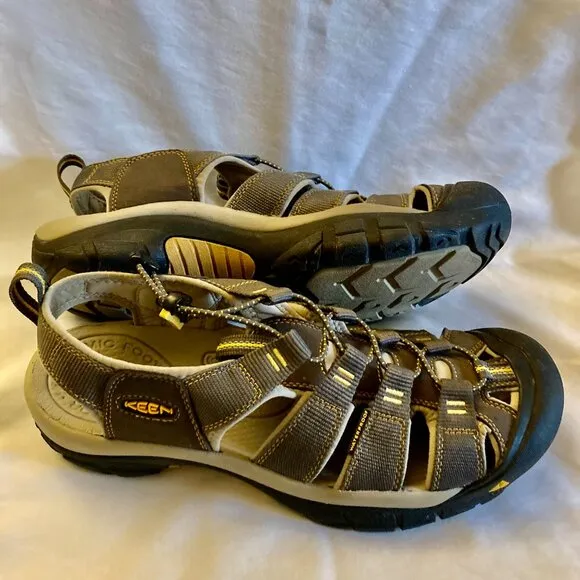 Like New, KEEN, Men's SZ 11.5, Newport Amphibious H2 Sandals in Raven Aluminum