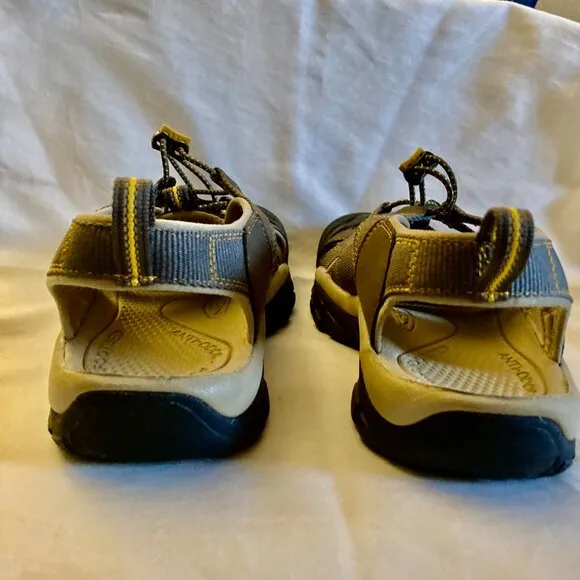 Like New, KEEN, Men's SZ 11.5, Newport Amphibious H2 Sandals in Raven Aluminum