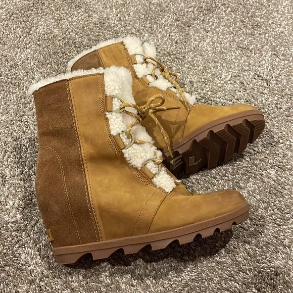 Like new! Sorel Joan of Arctic Wedge Boots.