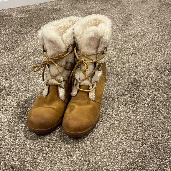 Like new! Sorel Joan of Arctic Wedge Boots.