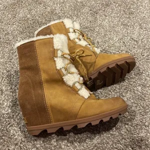 Like new! Sorel Joan of Arctic Wedge Boots.