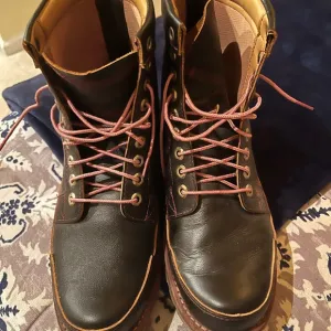 Like New Timberland Hiking Boots made of beautiful fine leather. Size 8.