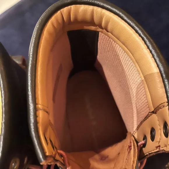 Like New Timberland Hiking Boots made of beautiful fine leather. Size 8.