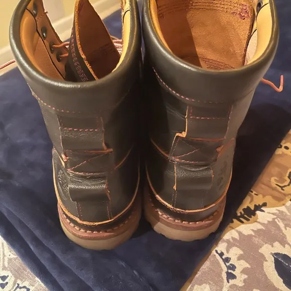 Like New Timberland Hiking Boots made of beautiful fine leather. Size 8.